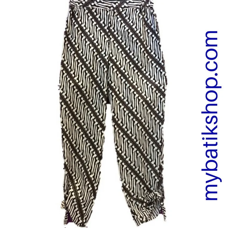 Leisure Batik Capri Pants White Black